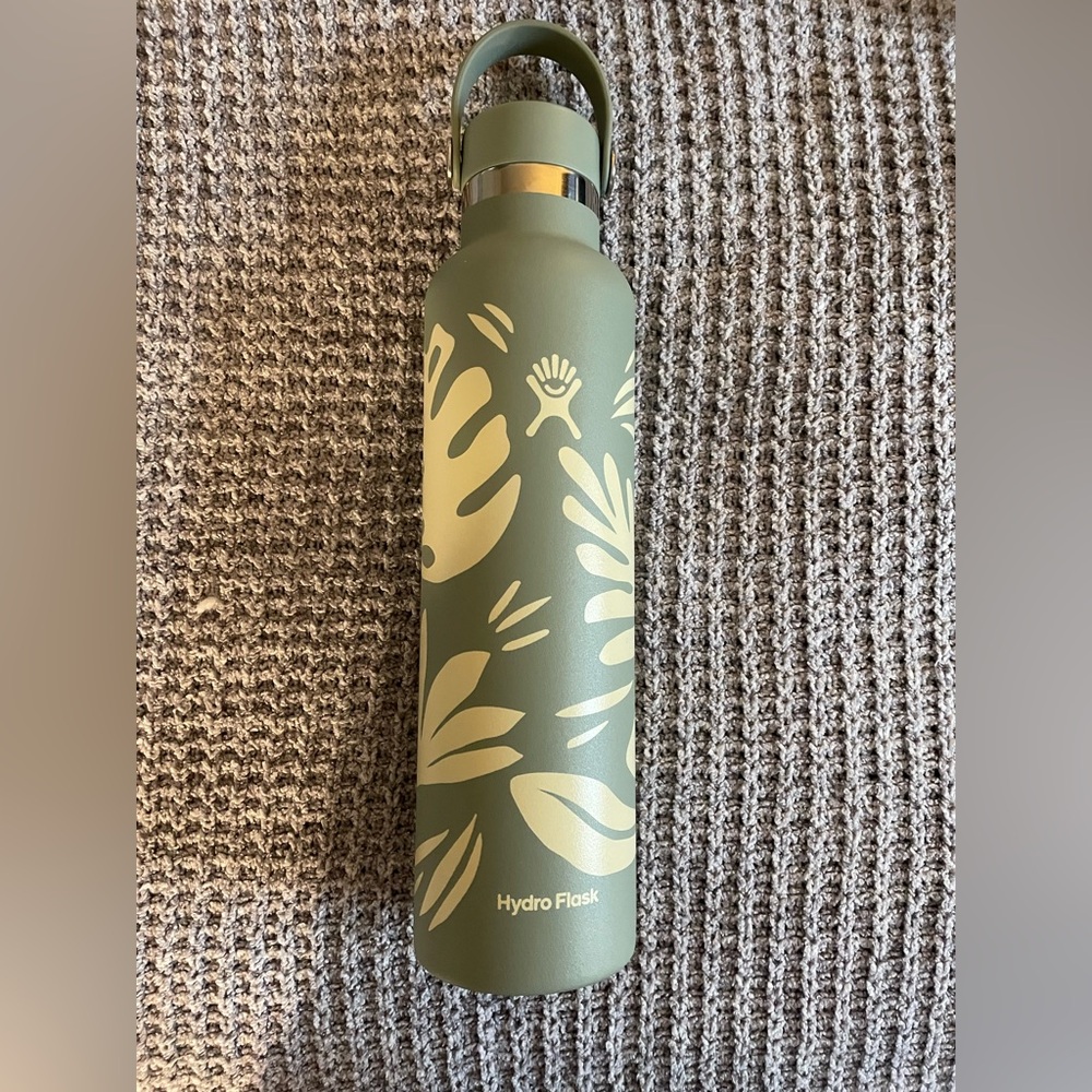 Hydro Flask Olive Green Bottle with Cream Leaf Pattern
